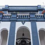 ...e presenta tre aperture ad arco a tutto sesto delimitate da lesene...